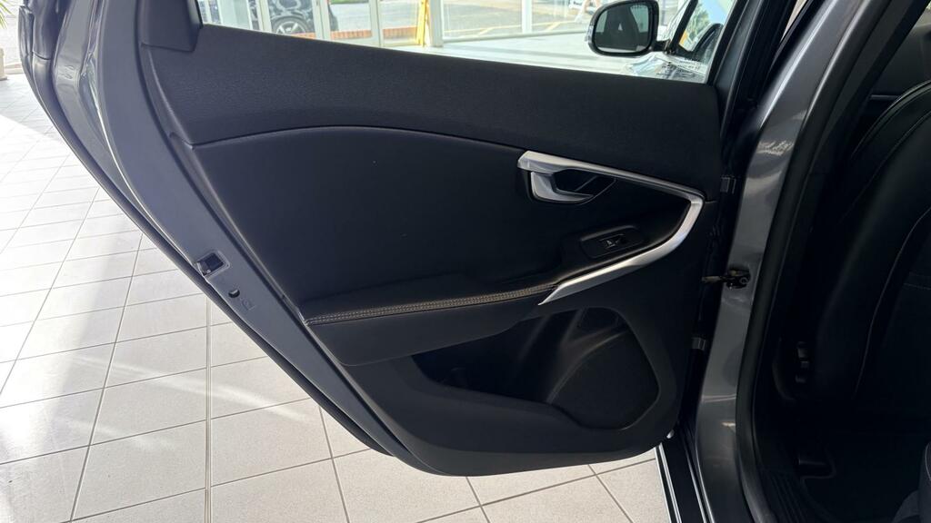 Volvo V40 2.0 D3 R-design Nav Euro 6 Ss Red #19