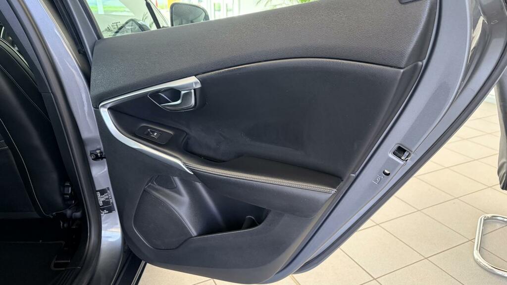 Volvo V40 2.0 D3 R-design Nav Euro 6 Ss Red #16