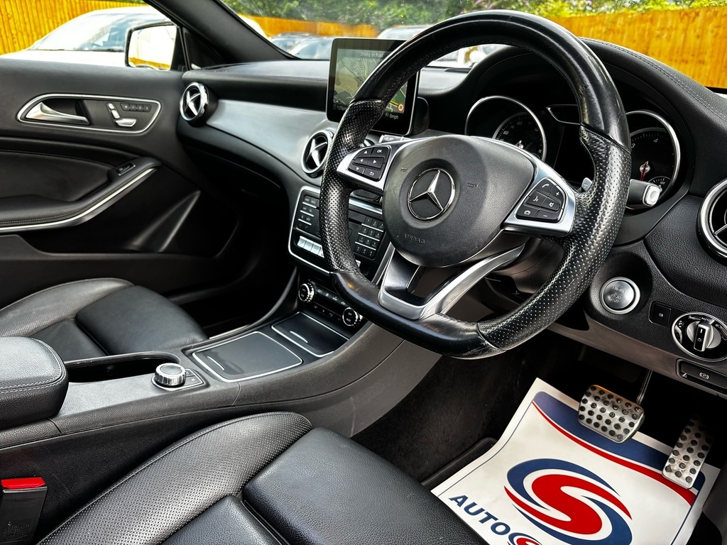 Mercedes-Benz GLA Class 2.1 Gla200d Amg Line Premium Plus Suv White #2