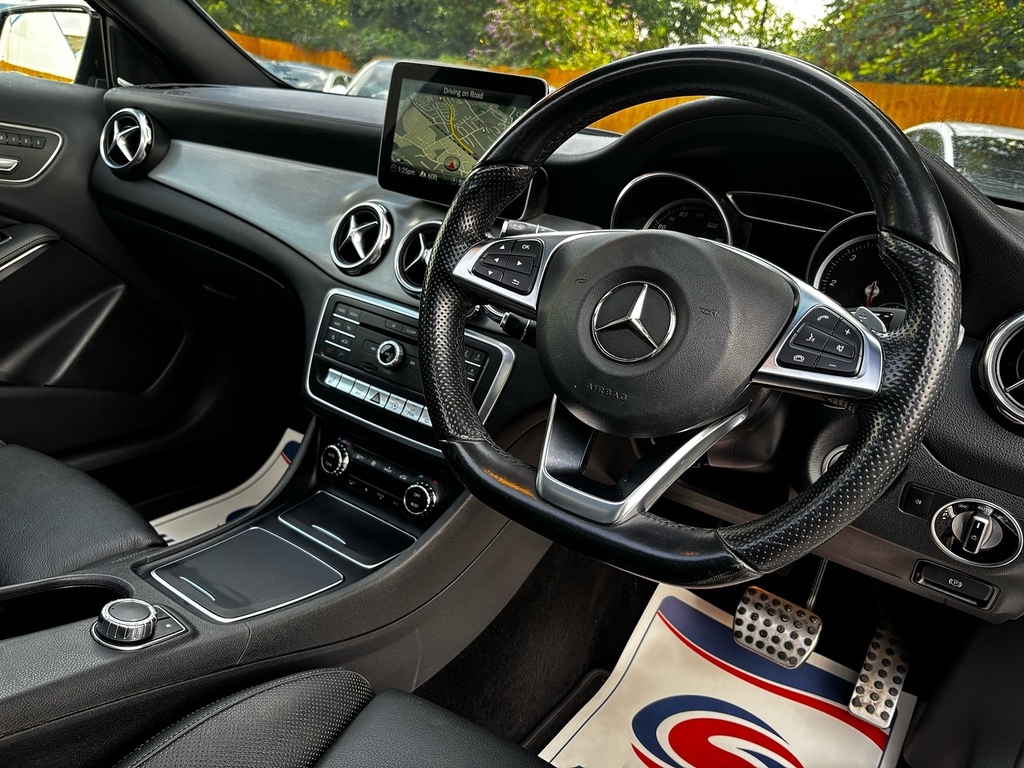 Mercedes-Benz GLA Class 2.1 Gla200d Amg Line Premium Plus Suv White #3