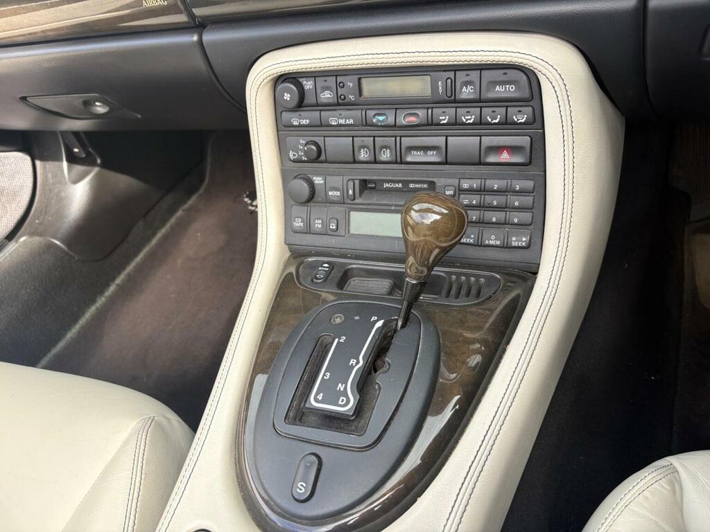 Jaguar XK8 Coupe 4.0 V8 Coupe Silver #21