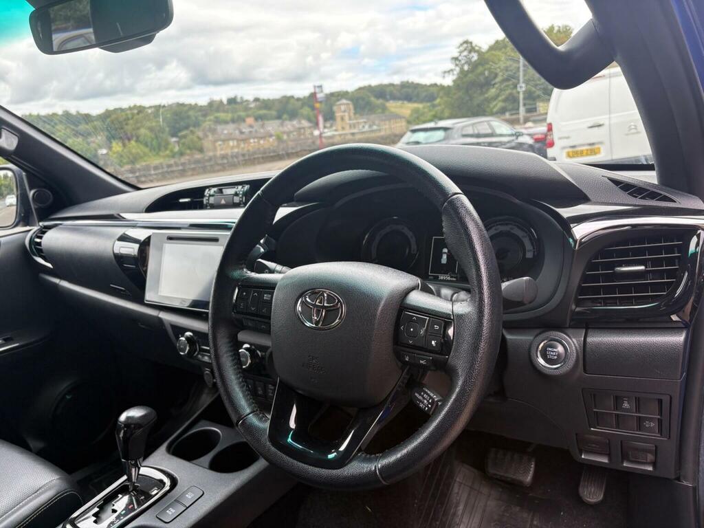 Toyota HILUX D-4d Active Tipper Double White #16