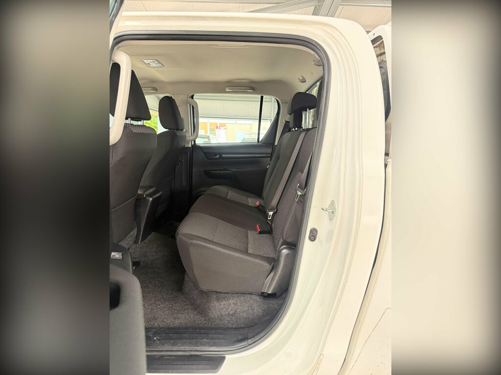 Toyota HILUX Invincible Dcab Pick Up 2.4 D-4d White #17