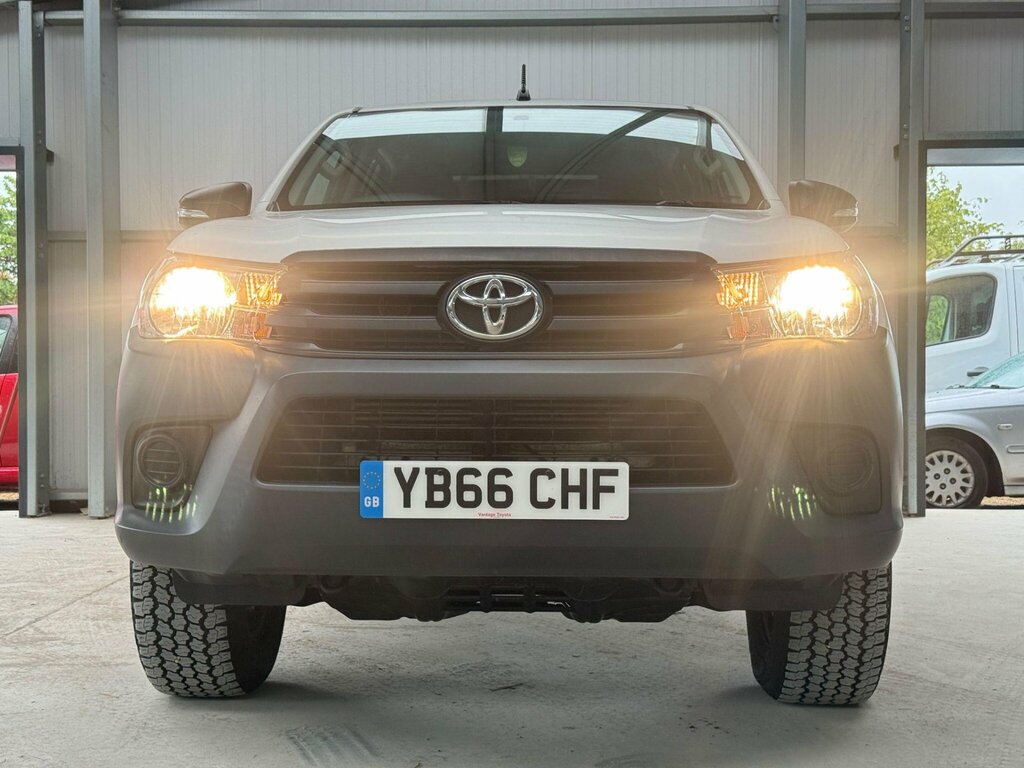 Toyota HILUX Invincible Dcab Pick Up 2.4 D-4d White #9