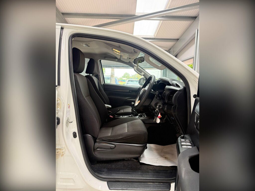 Toyota HILUX Invincible Dcab Pick Up 2.4 D-4d White #11