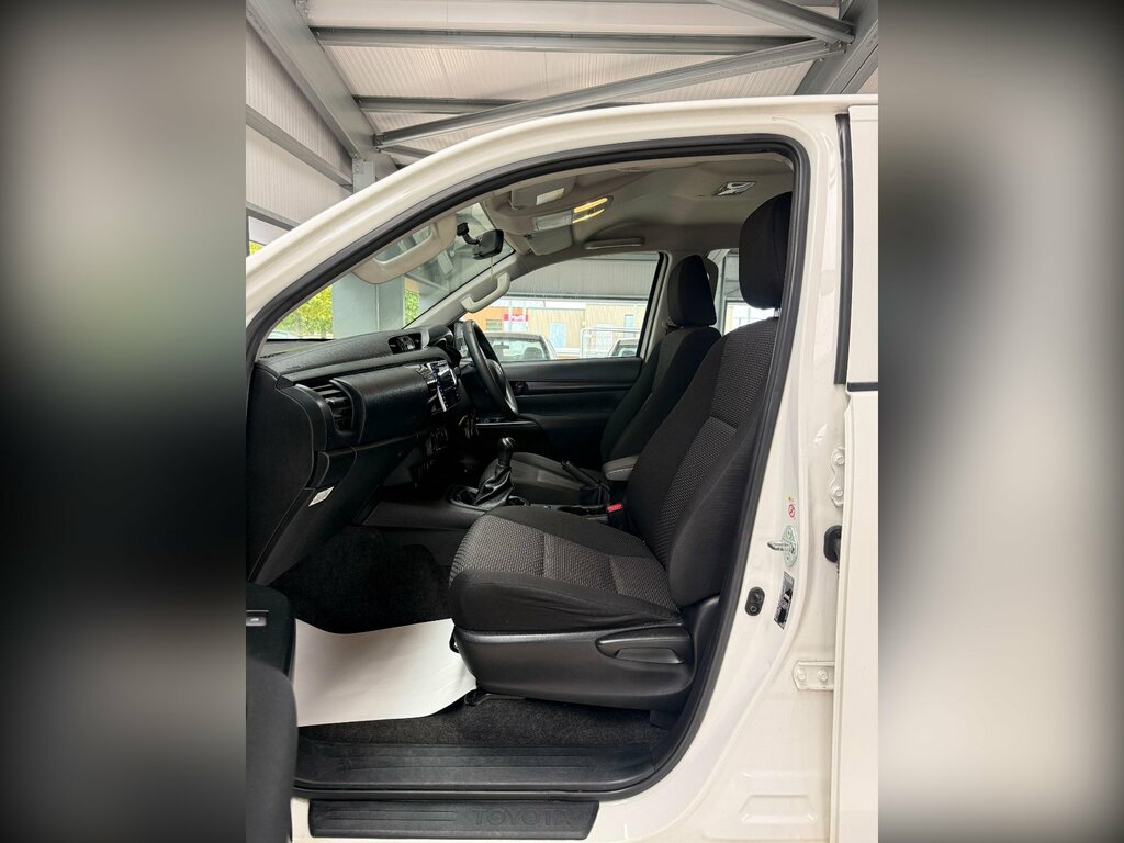 Toyota HILUX Invincible Dcab Pick Up 2.4 D-4d White #18