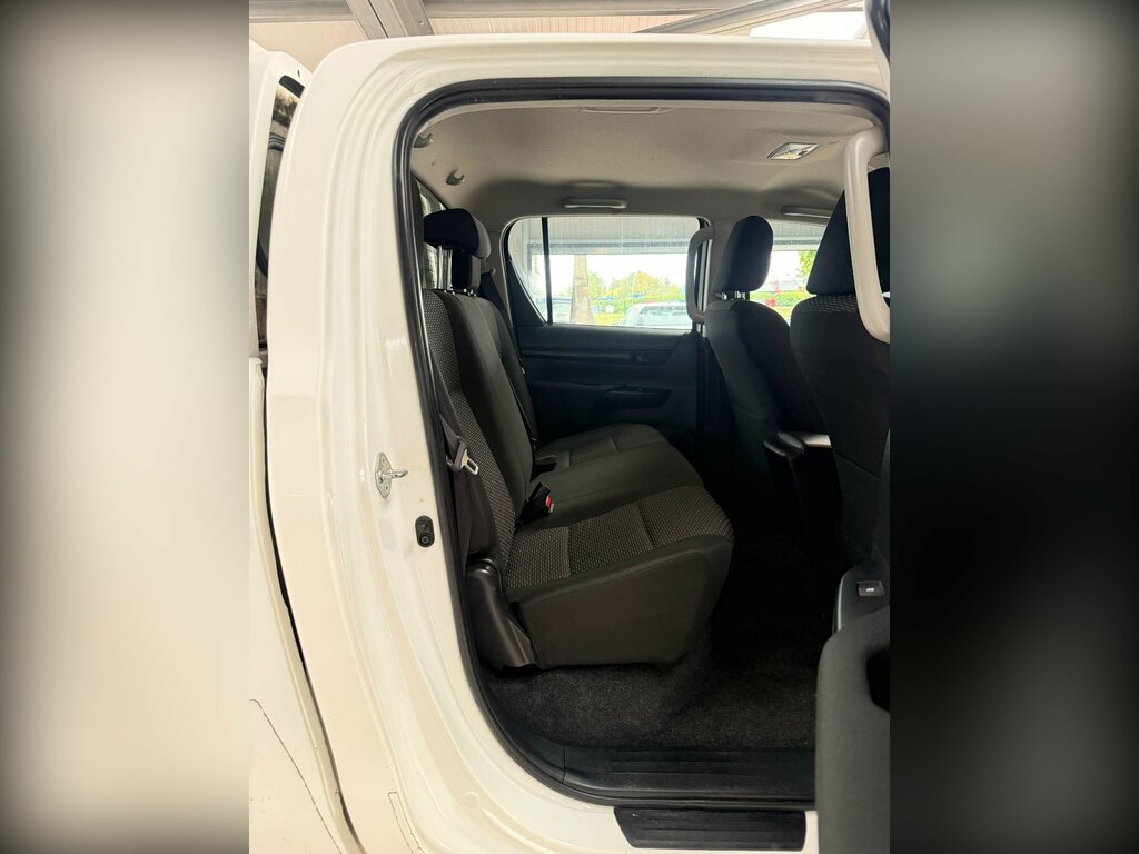 Toyota HILUX Invincible Dcab Pick Up 2.4 D-4d White #16