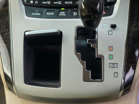 Toyota Alphard Royallounge Le 4Wd White #24