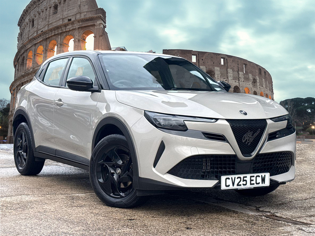 Alfa Romeo Junior 1.2 Turbo Ibrida Black
