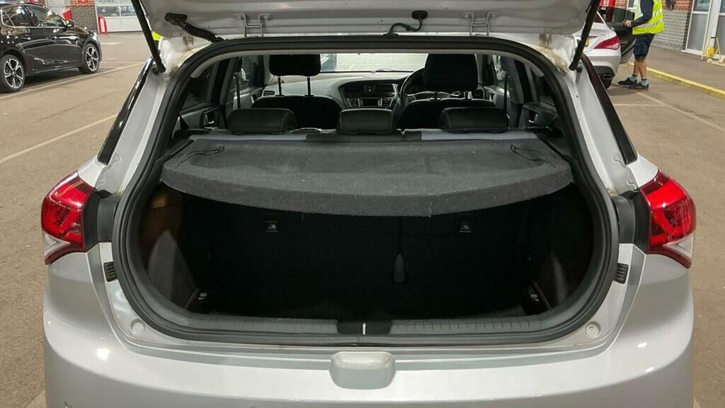 Hyundai I20 Hatchback White #13