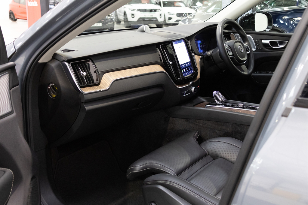 Volvo XC60 R-design Black #16
