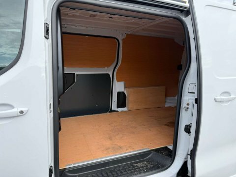 Vauxhall Vivaro 2L Pro 6Dr White #16