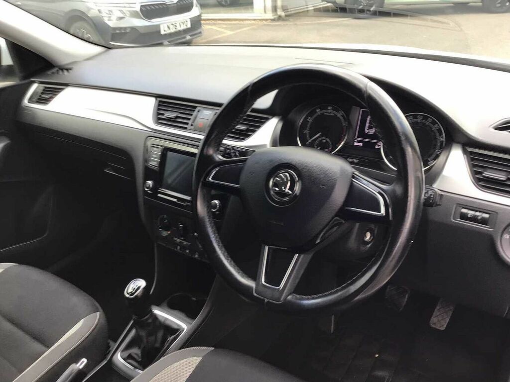 Skoda Rapid 1.0 Tsi 110 Se White #6