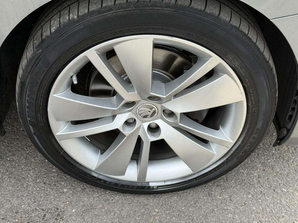 Skoda Superb White #36