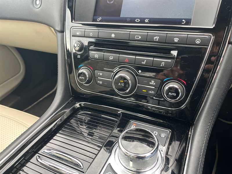 Jaguar XJR #18