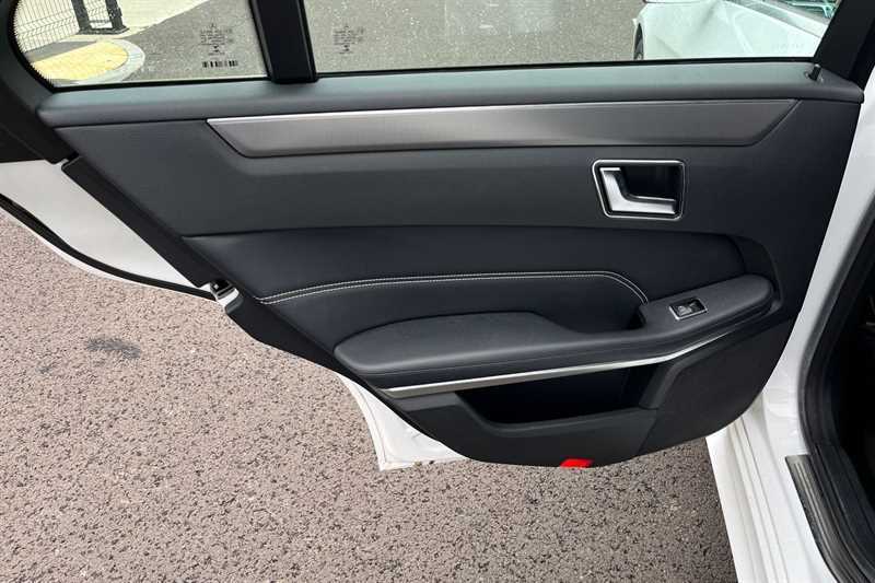 Mercedes-Benz E Class 2.1 E220 Bluetec Amg White #49