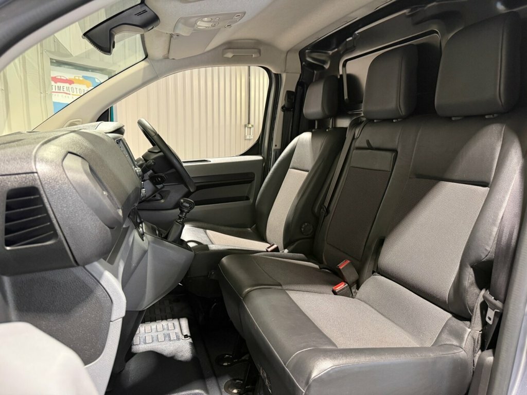 Vauxhall Vivaro 2L Sportive FD71WCT Grey #4