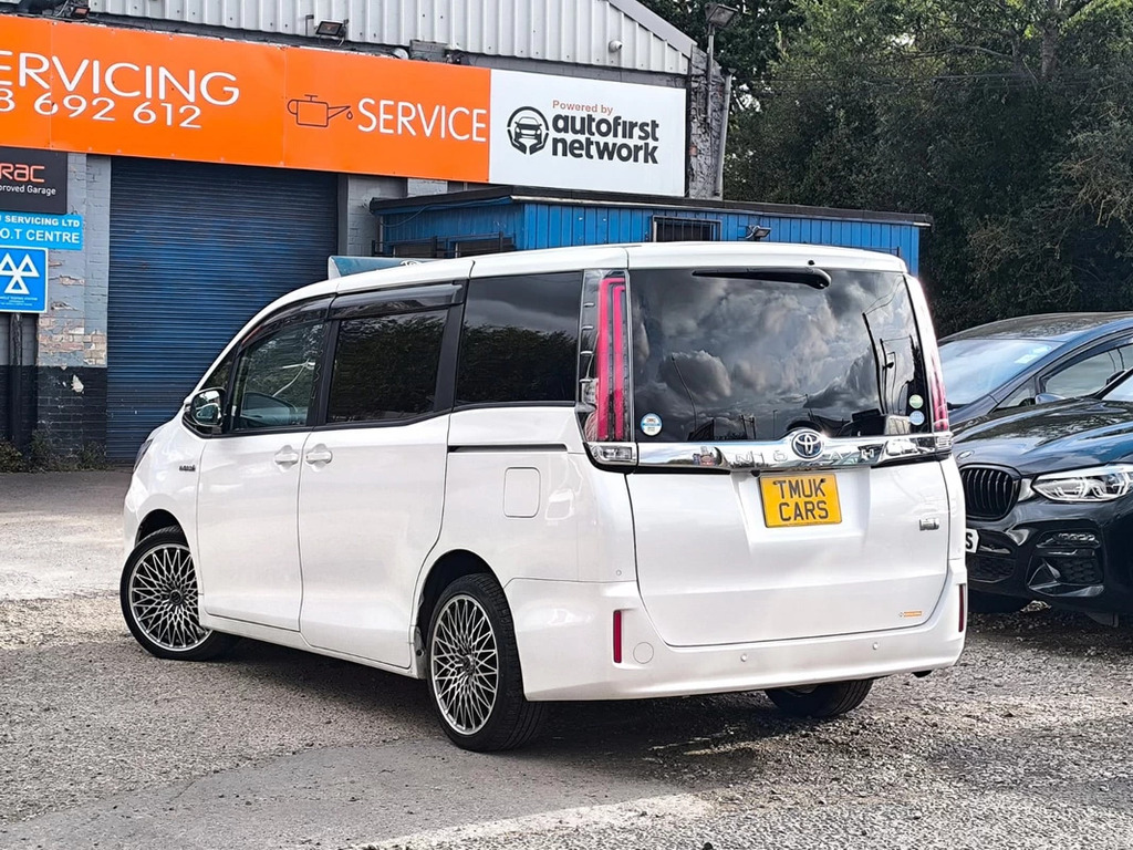 Toyota Noah 1.8 Hybrid 201969 7 Seats Mpv Ulez Free Fre White #5