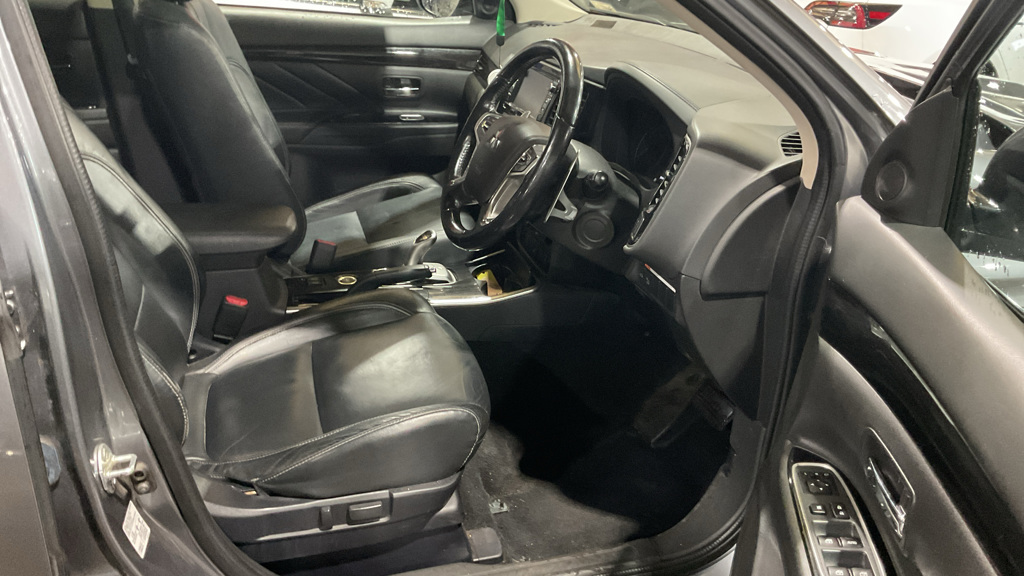 Mitsubishi Outlander  White #10