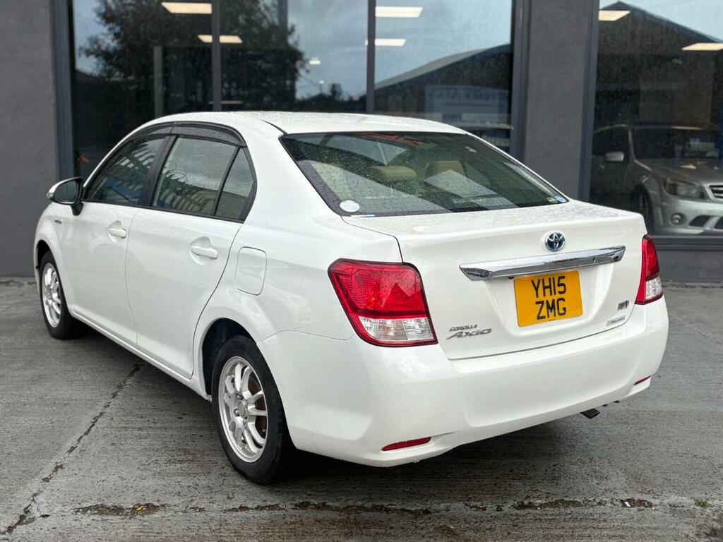 Toyota Corolla Axio Hybrid 1.5 Vvt-h Cvt White #4