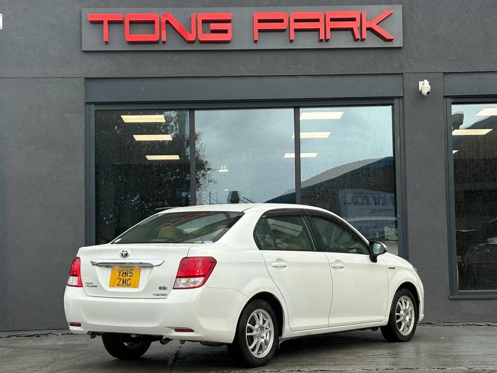Toyota Corolla Axio Hybrid 1.5 Vvt-h Cvt White #3