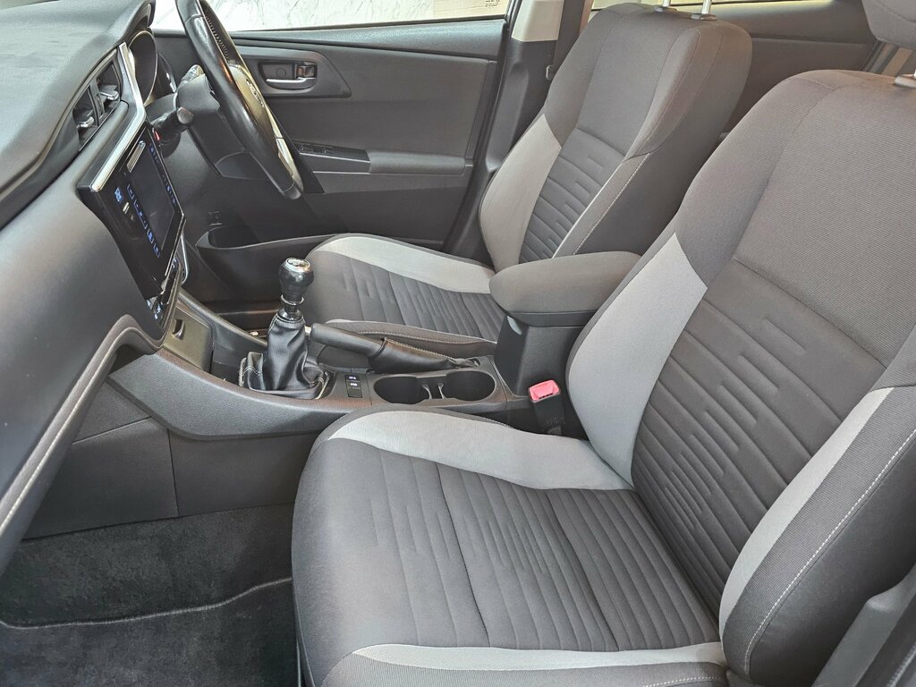 Toyota Auris Hatchback Black #12