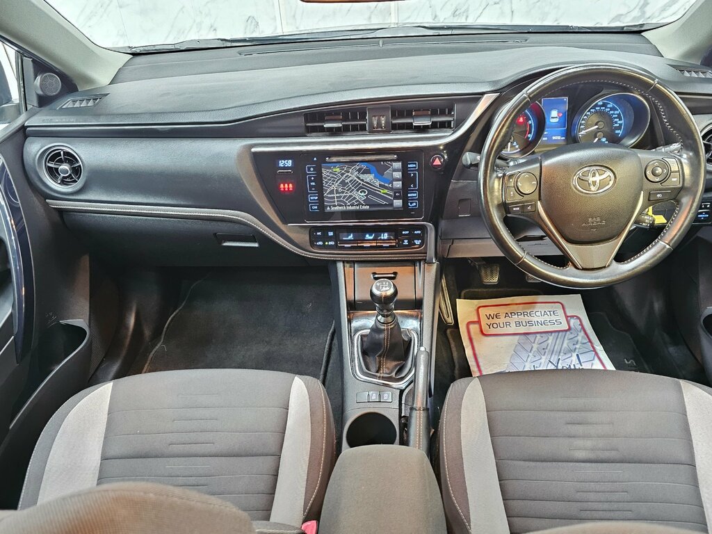 Toyota Auris Hatchback Black #9