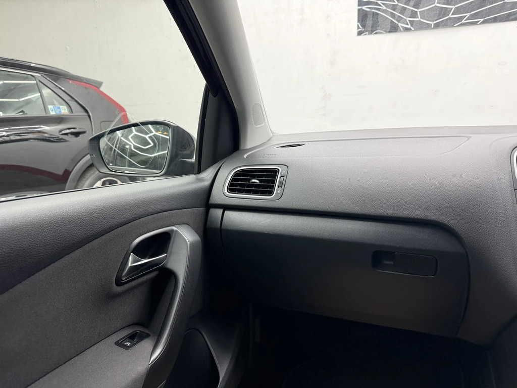Volkswagen Polo Hatchback #25
