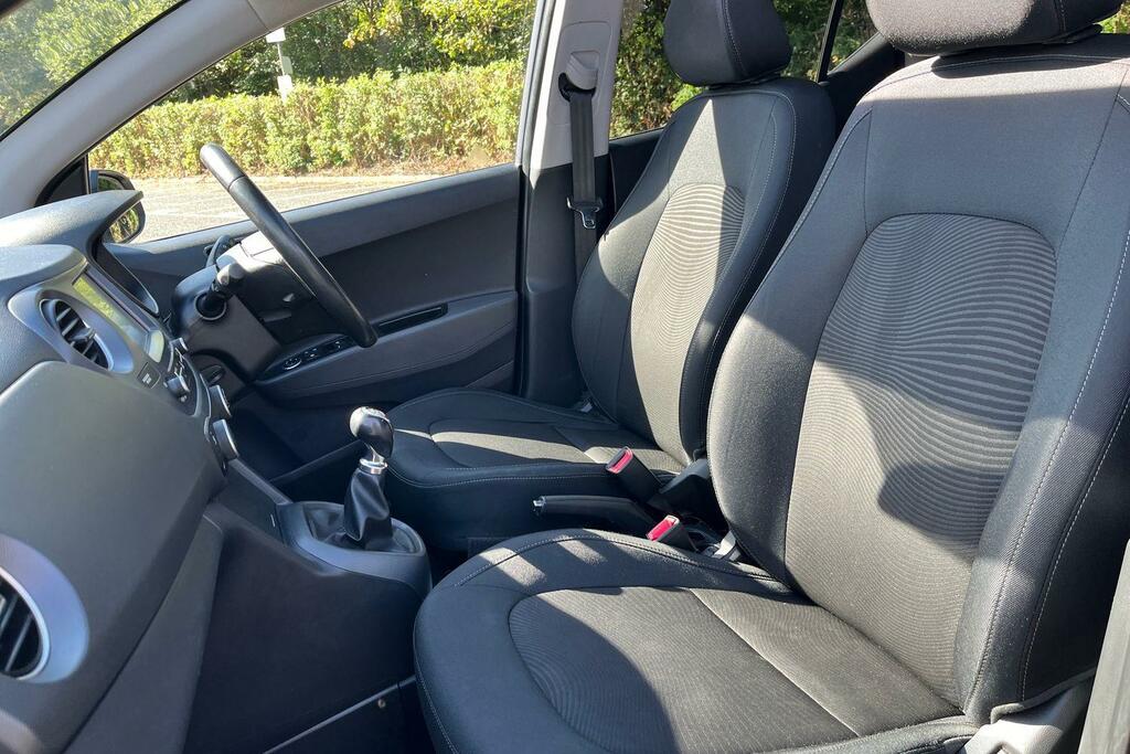 Hyundai I10 Hatchback White #19