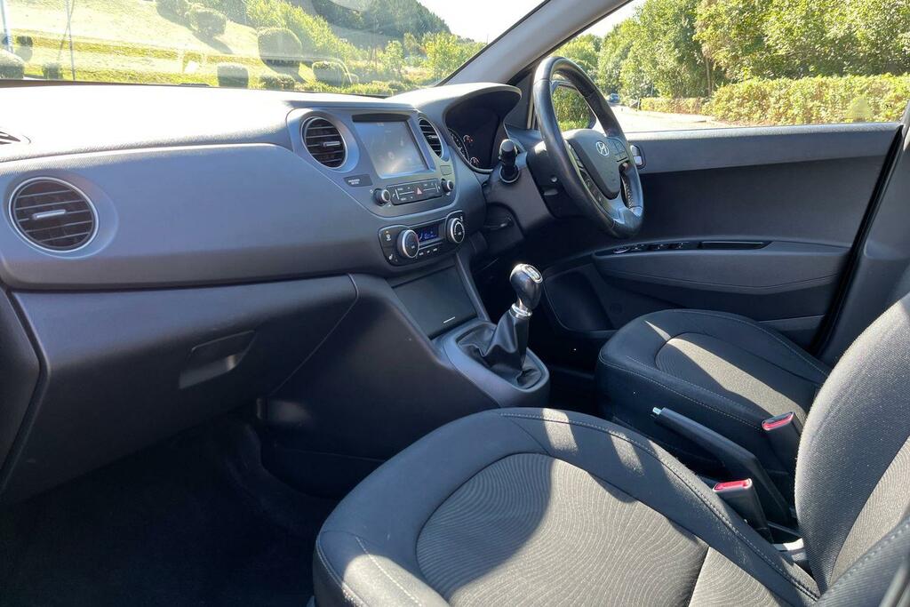 Hyundai I10 Hatchback White #18