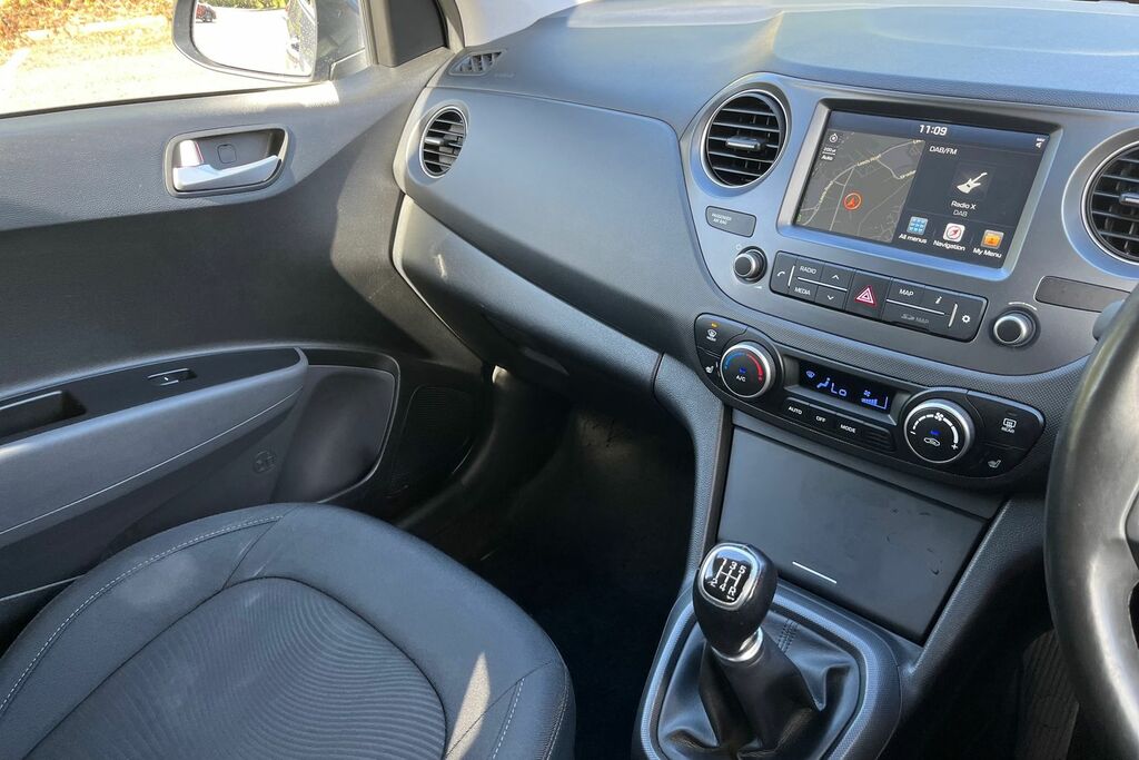 Hyundai I10 Hatchback White #22