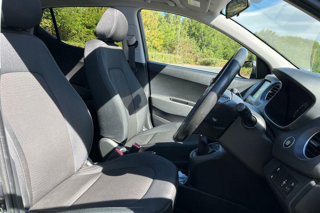 Hyundai I10 Hatchback White #17