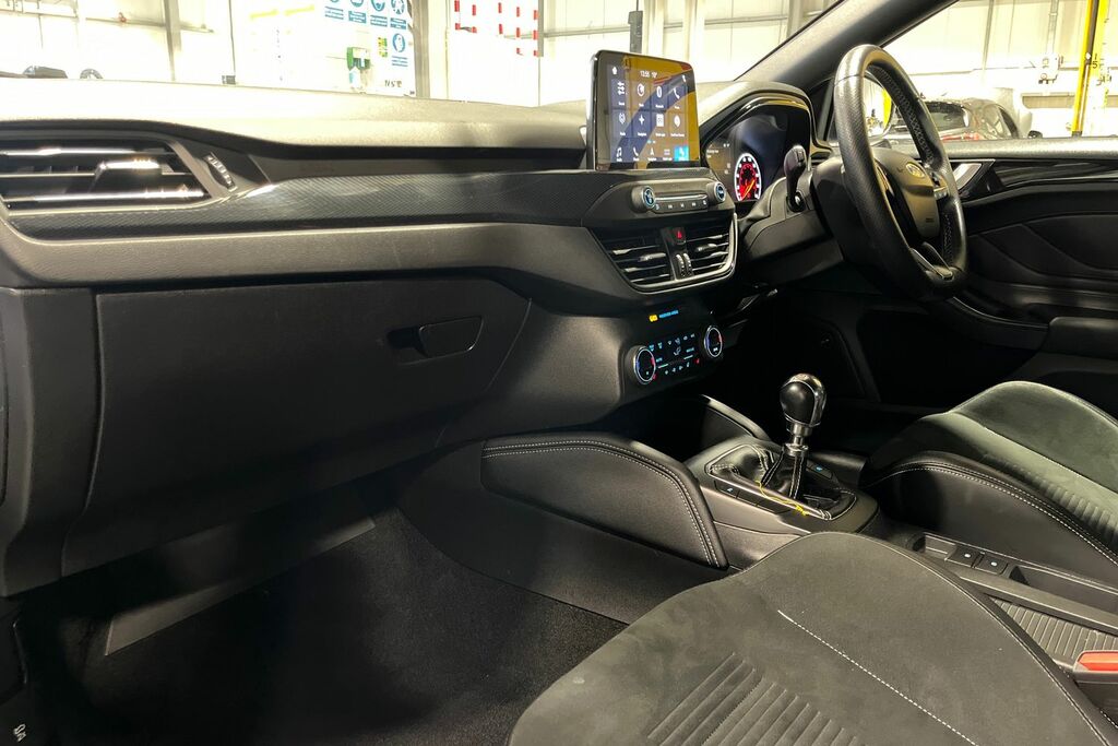 Ford Focus 1.0T Ecoboost St Line Hatchback Black #18