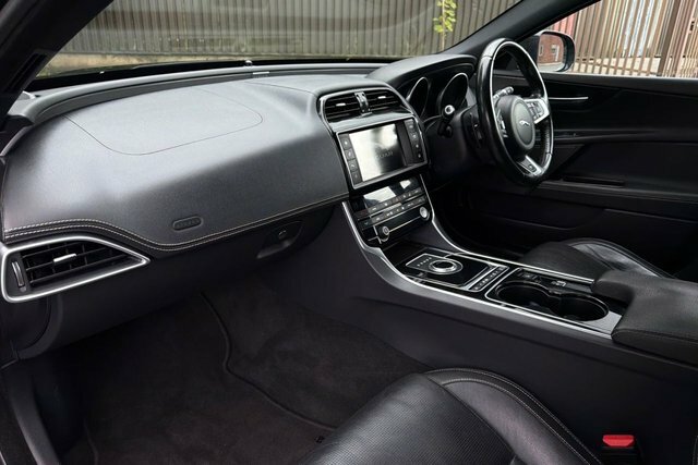 Jaguar XE R-sport Saloon Black #4