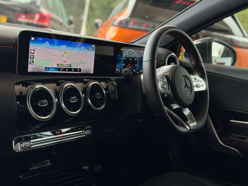 Mercedes-Benz A Class 1.3L Amg Line Executive 7G-dct White #2