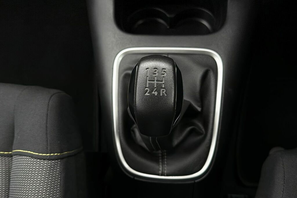 Citroen C3 Citroen C3 1.2 Puretech Shine Hatchback Pet... YT71PMU #2