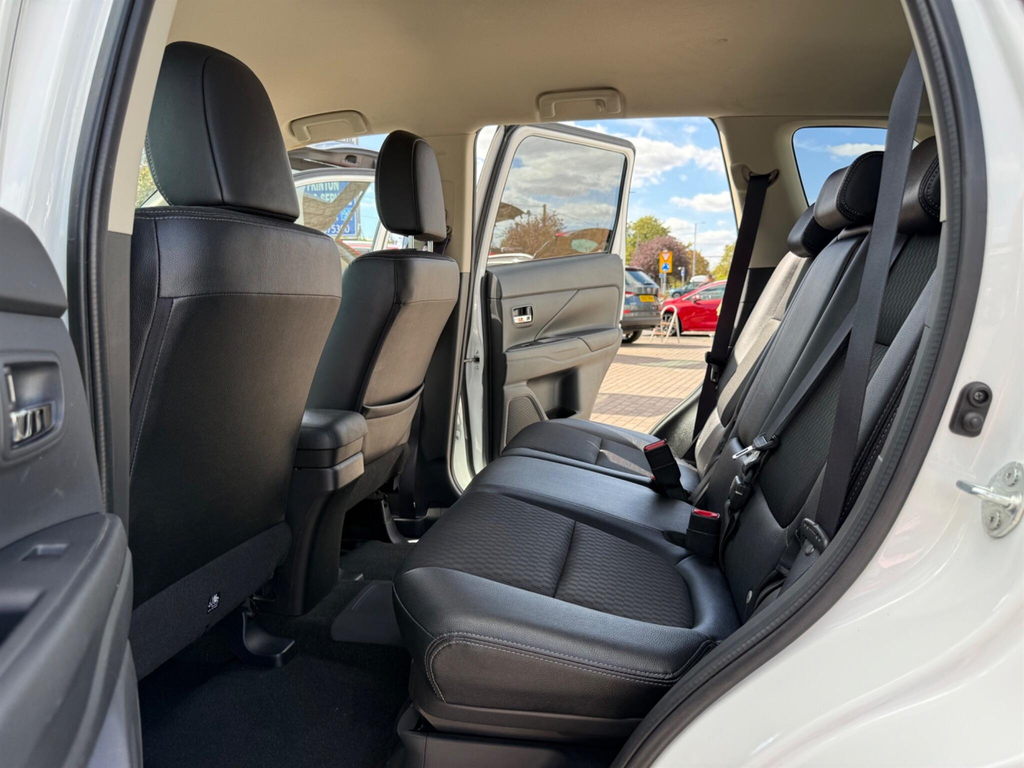 Mitsubishi Outlander Phev Gx 4Hs White #25