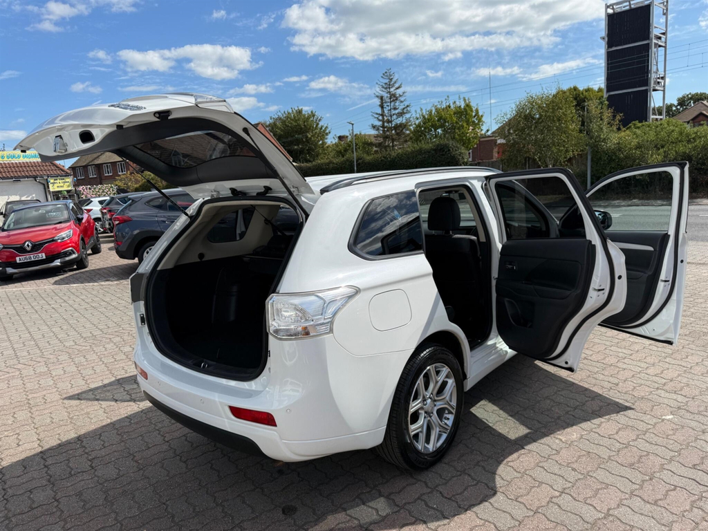 Mitsubishi Outlander Phev Gx 4Hs White #15