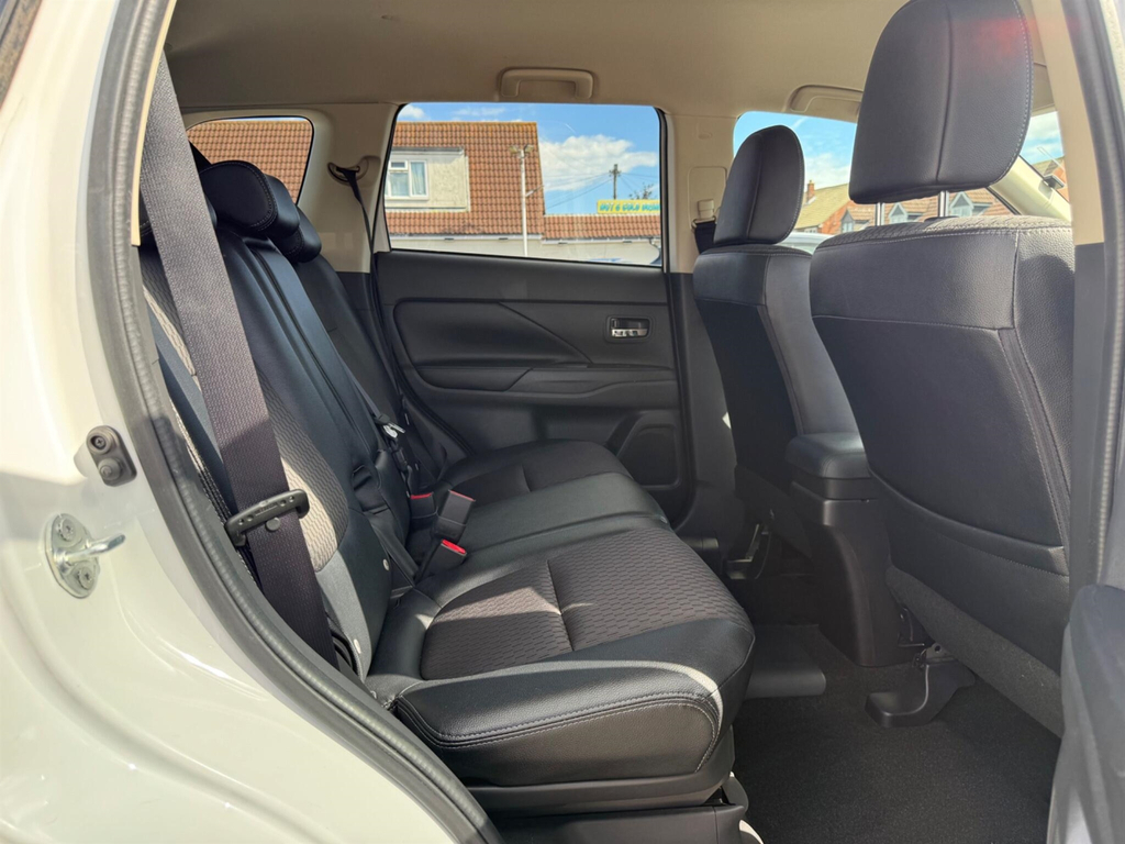 Mitsubishi Outlander Phev Gx 4Hs White #22
