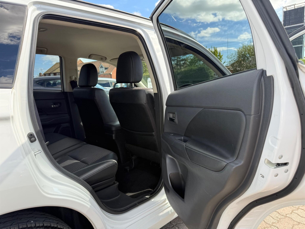 Mitsubishi Outlander Phev Gx 4Hs White #21