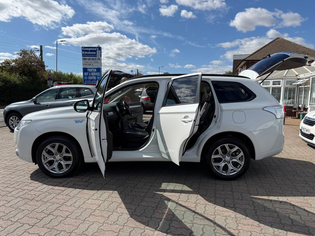 Mitsubishi Outlander Phev Gx 4Hs White #10
