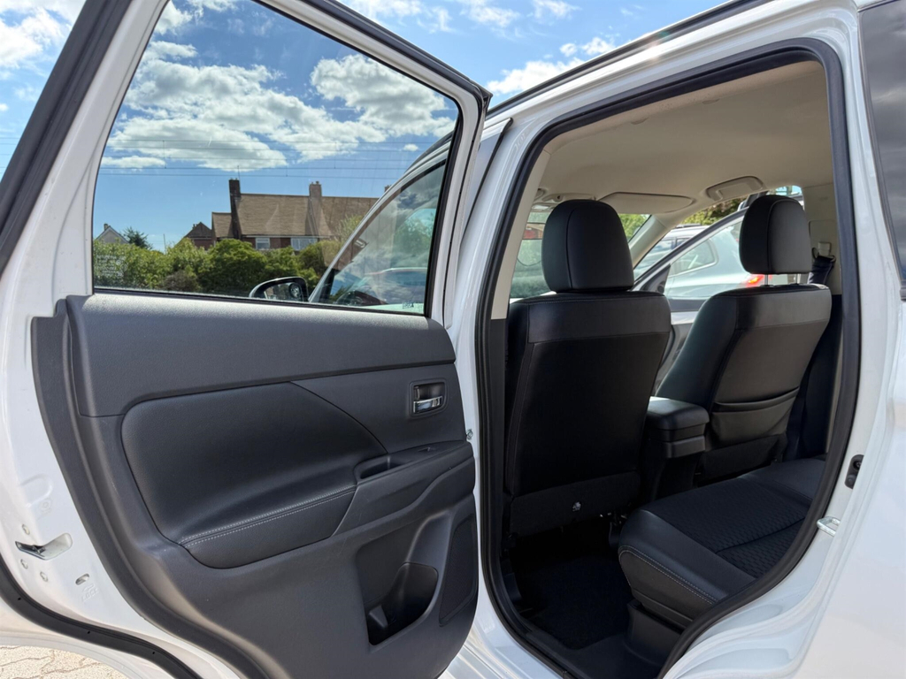 Mitsubishi Outlander Phev Gx 4Hs White #24