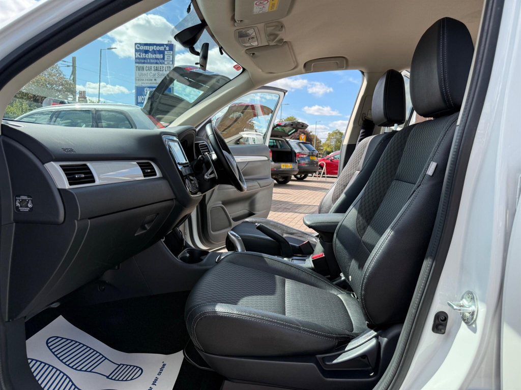 Mitsubishi Outlander Phev Gx 4Hs White #42