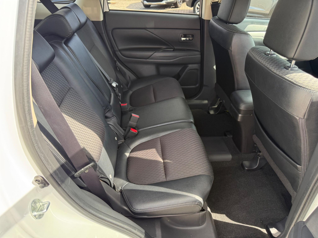 Mitsubishi Outlander Phev Gx 4Hs White #23