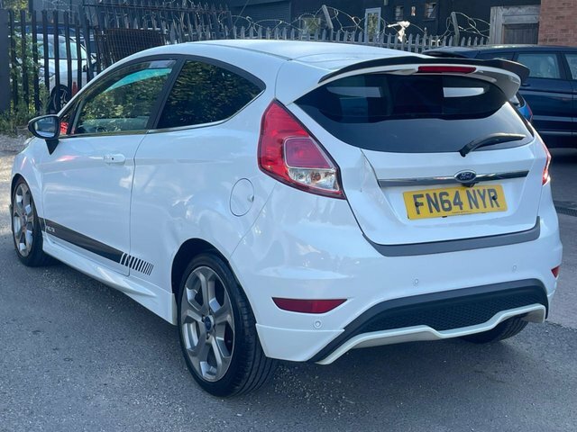 Ford Fiesta Hatchback Red #8