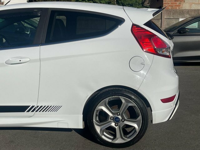Ford Fiesta Hatchback Red #10