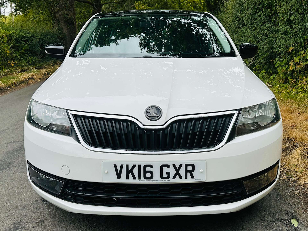 Skoda Rapid Spaceback 1.4 L Spaceback Se Sport Tdi White #3