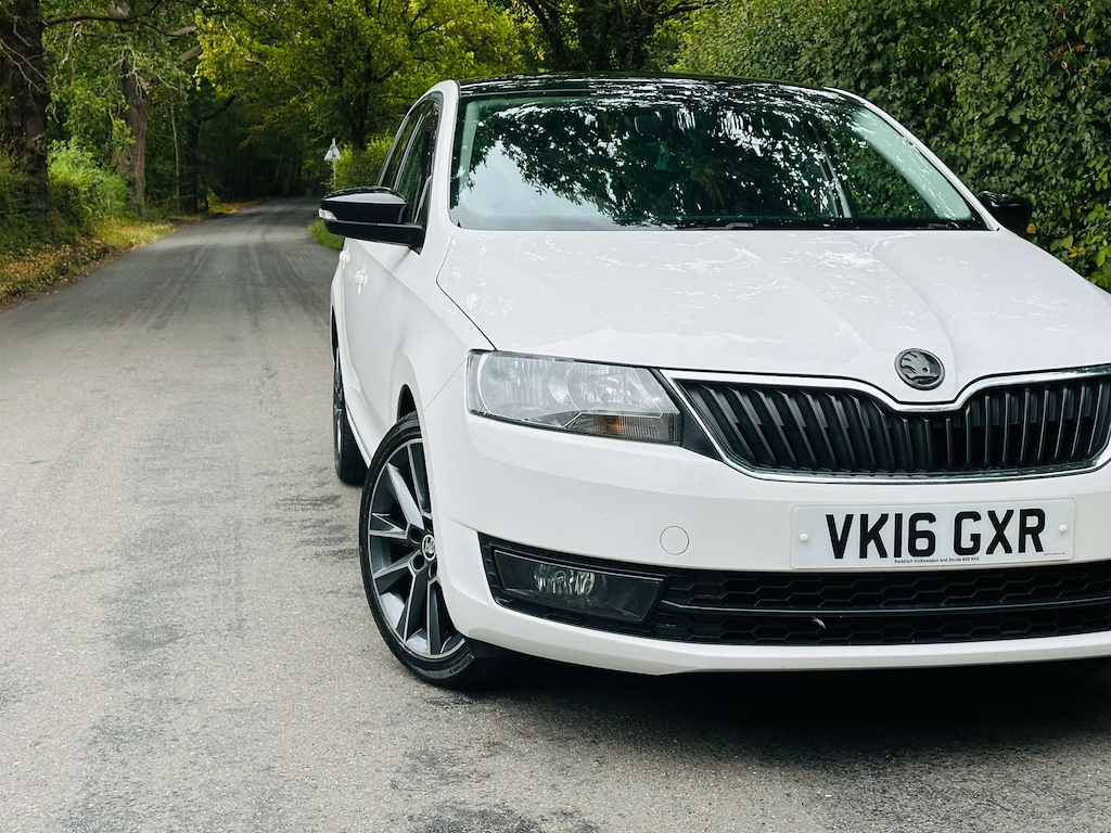 Skoda Rapid Spaceback 1.4 L Spaceback Se Sport Tdi White #2