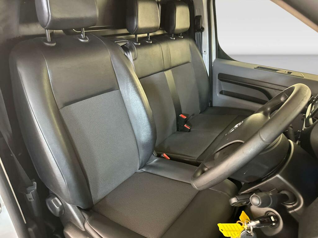Vauxhall Vivaro Dynamic White #13