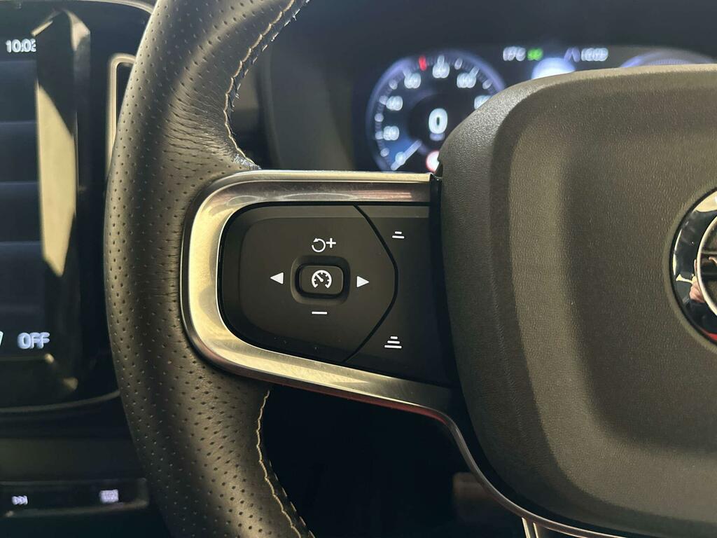 Volvo XC40 R Design White #15